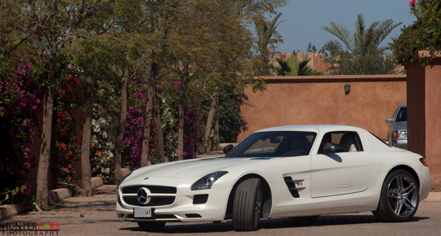 Driving through Marrakech with 300 kph in a Mercedes-Benz SLS AMG!
